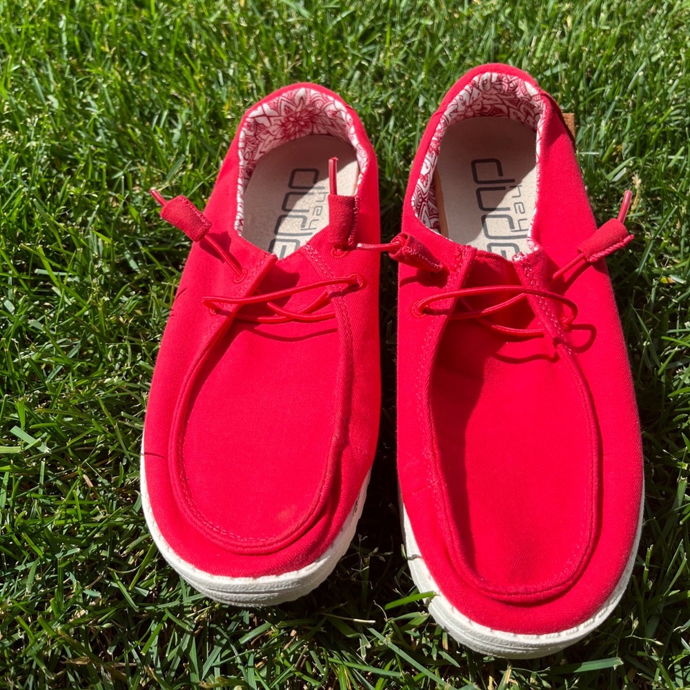 super cute, barely worn red hey dudes! ❤️ has really pretty design on the inside